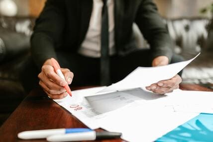 consultoria-financiera-madrid-hombre-analizando-docs