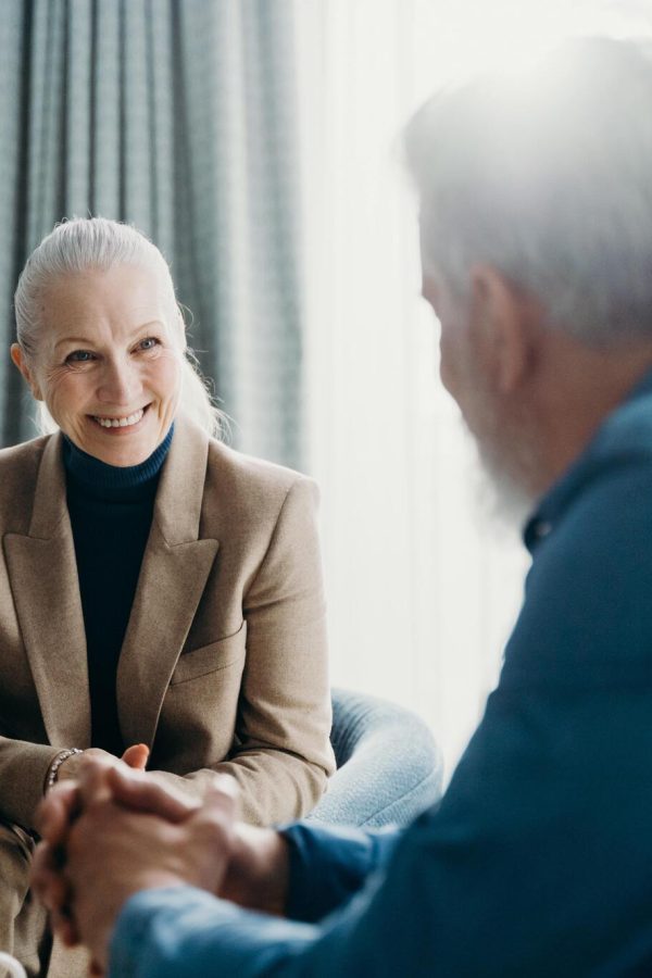 consultor-financiero-independiente-hombre-mujer-sonriendo